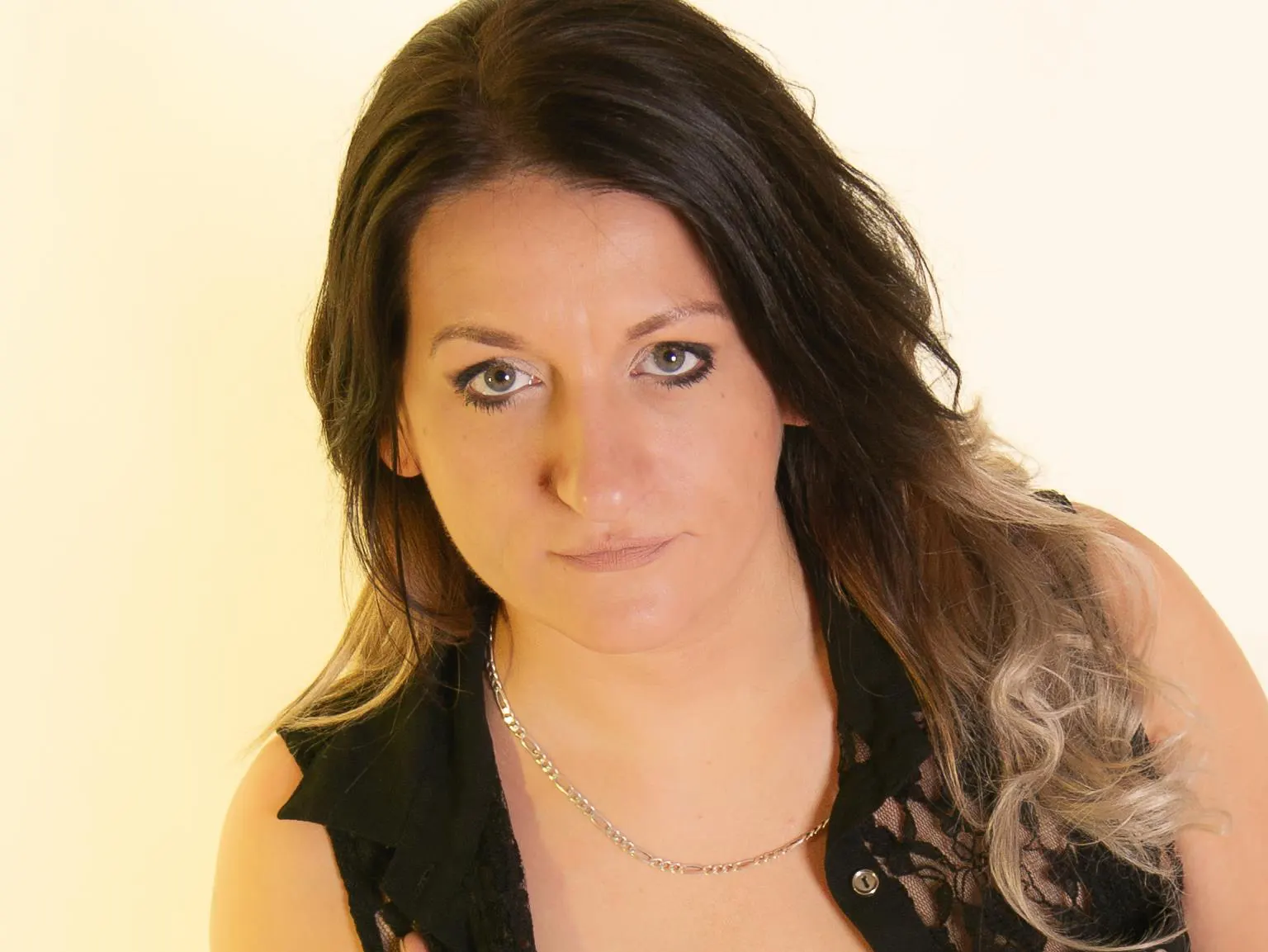 MelaniaGold image 0